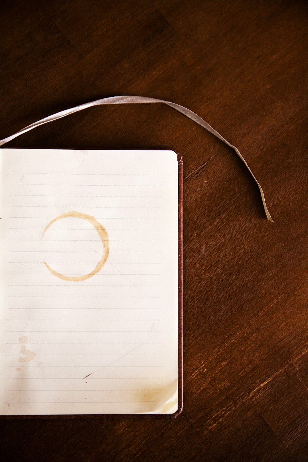 Otwarty notes leży na drewnianym blacie
