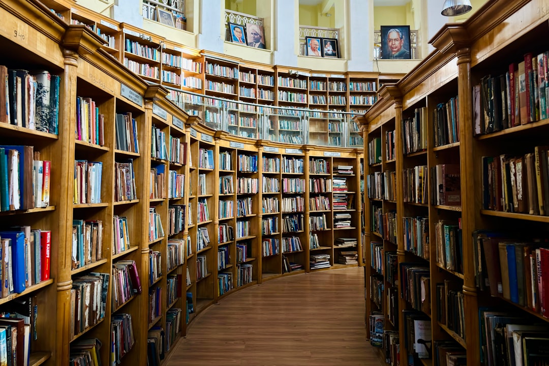 Długi rząd półek bibliotecznych z książkami